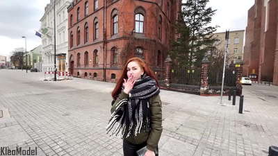 公共皮卡：美麗的女孩被 iPhone 搞砸並在她的陰戶中射精。克萊奧模型